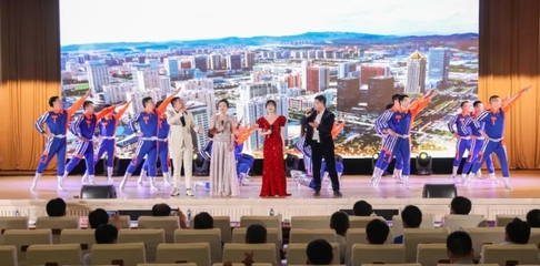 經(jīng)開(kāi)區(qū)舉行“黨旗飄揚(yáng)”——慶“七一”全區(qū)大型文藝演出